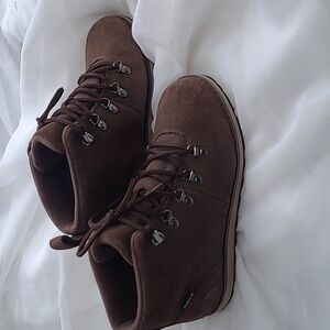 Like new!!North Face hiking boots . Size 4 big kids